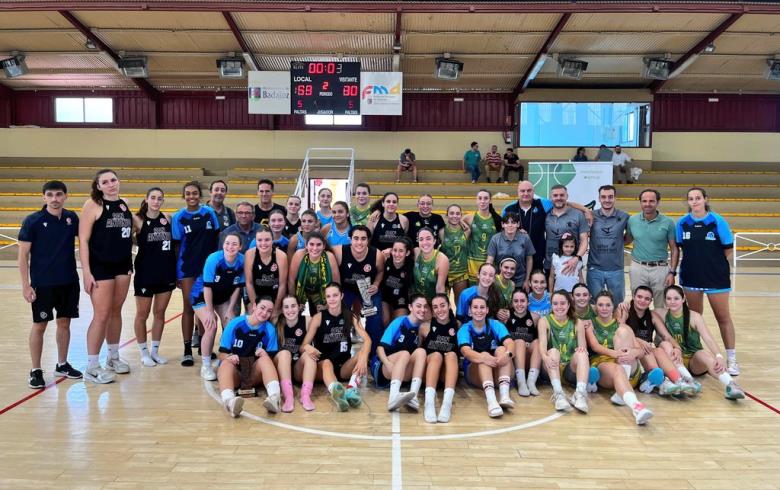 Foto de familia de los tres equipos tras recibir los trofeos