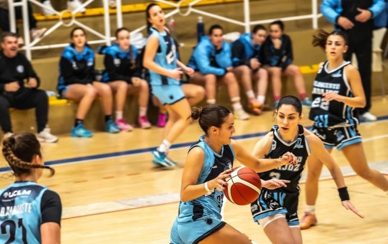 LA PRIMERA FEMENINA REANUDA SU ACTIVIDAD TRAS EL PARÓN POR LA COPA RIBÉSALAT CON UN DERBI CACEREÑO